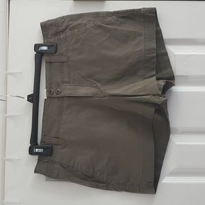 SONOMA SHORTS WITH POCKETS SIZE LARGE